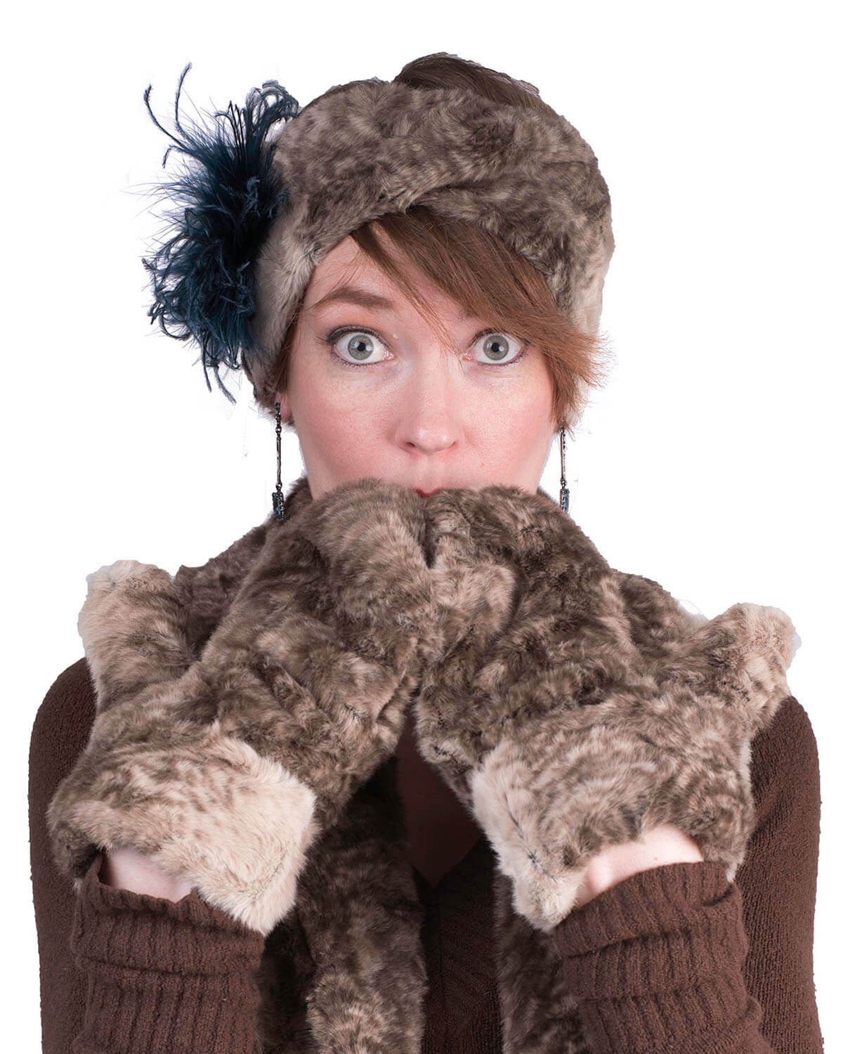 Model is wearing Mitten&#39;s Gloves in Faux Fur Fawn