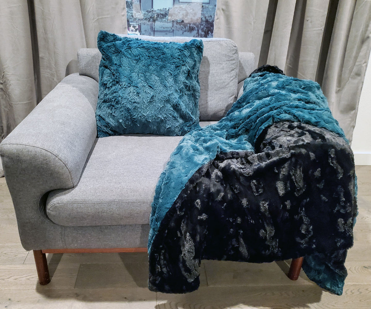 Throw - Luxury Faux Fur in Peacock Pond